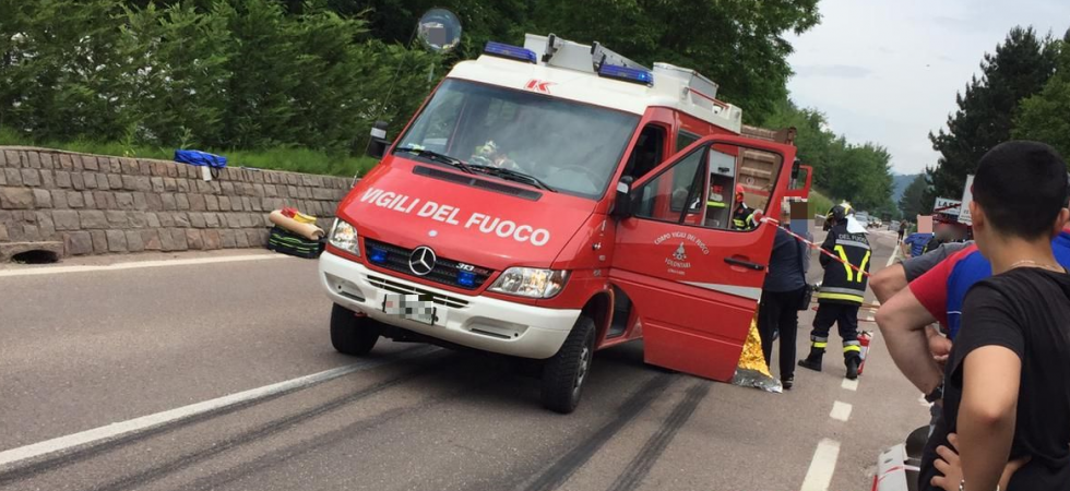 Scontro tra un'automobile e un camion all'ingresso del paese: un uomo è gravissimo